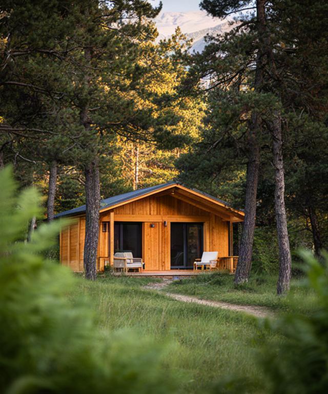 Alojamiento de glamping de madera rodeado de bosque en Jaca